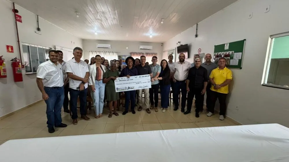 Deputada Sílvia Cristina faz a entrega de R$ 200 mil para o Lar do Idoso em Jaru
