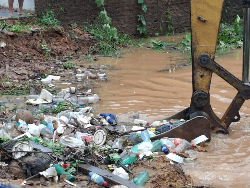 Intervenção no bairro Tancredo Neves remove toneladas de resíduos para prevenir alagações