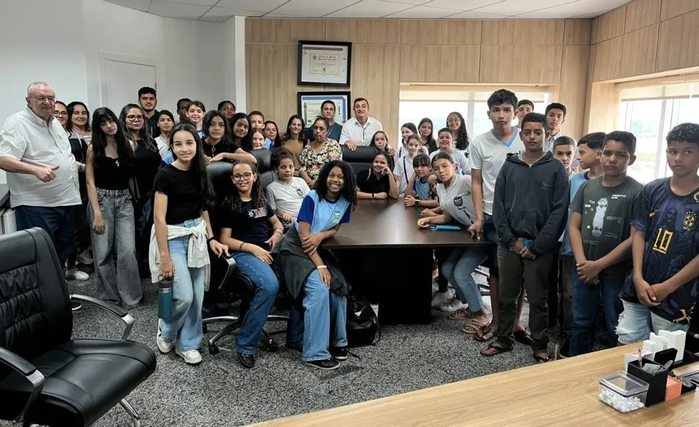 Alunos de escolas de Nova União visitam gabinete do deputado Laerte Gomes