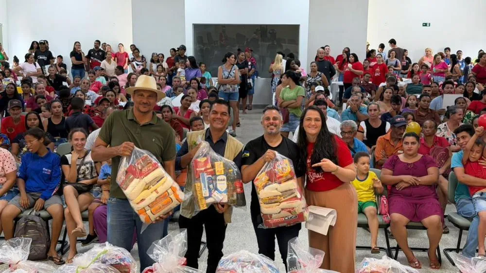 com recursos do deputado Cássio Gois, Nova Brasilândia entrega 300 cestas básicas natalinas a famílias em vulnerabilidade