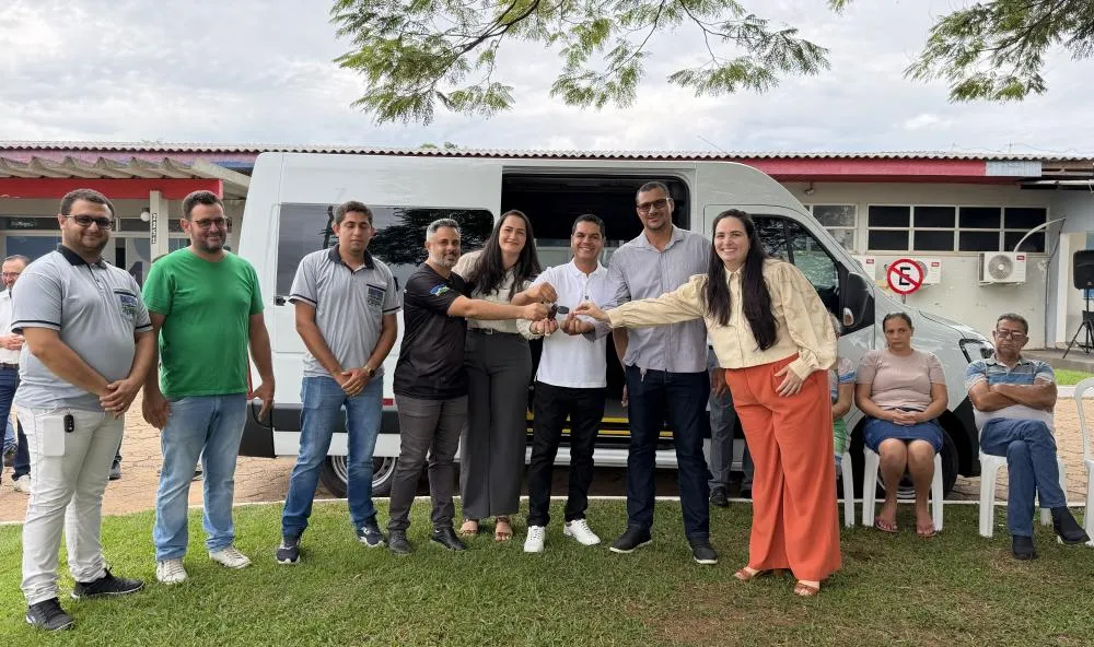 Cássio Gois entrega van adaptada para transporte de pacientes de hemodiálise em Nova Brasilândia d’Oeste