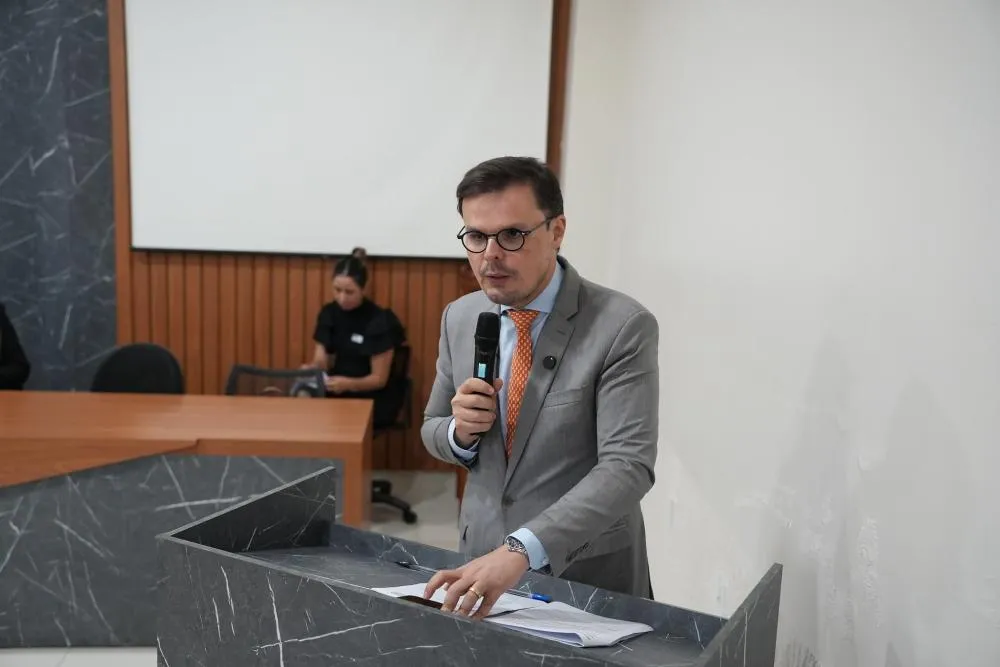 “A advocacia não existe para aplaudir o poder. Existe para limitar o poder”, afirma Márcio Nogueira em solenidade realizada em Ariquemes 
