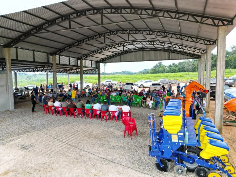 Deputado Pedro Fernandes entrega implementos agrícolas para Associação Aprovarija em Monte Negro