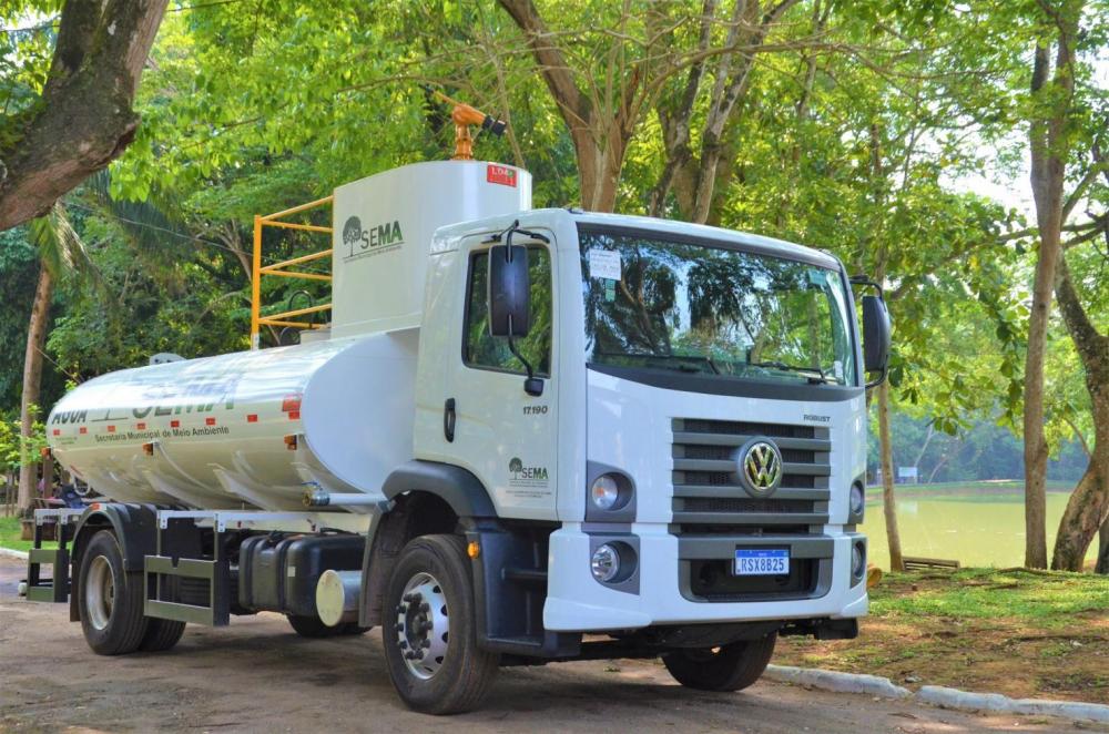 Secretaria de Meio Ambiente recebe caminhão pipa
