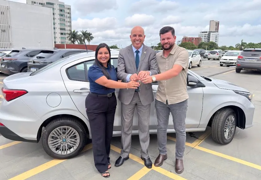 Ismael Crispin participa da entrega de veículo para fisioterapia e reforça atenção às demandas de Pimenteiras do Oeste
