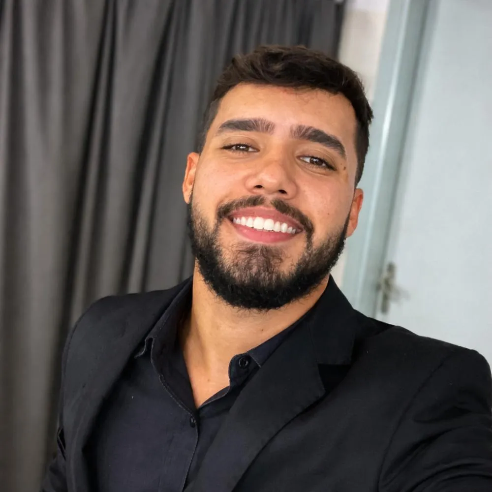 Entre o lixo e a medicina: o jovem que transforma dor em propósito
