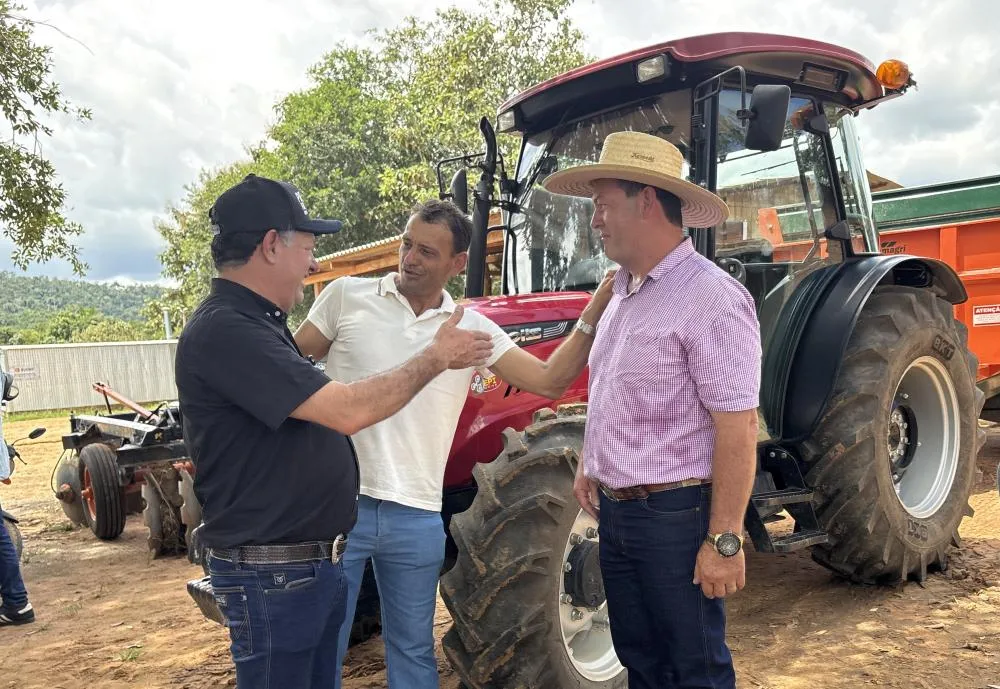 Produtores de Campo Novo recebem implementos agrícolas adquiridos por emenda do deputado Pedro Fernandes