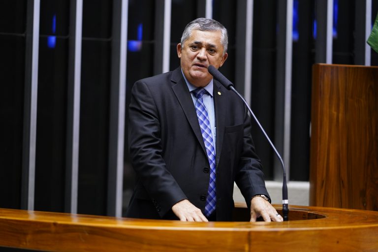 MP que retoma tributos sobre combustíveis provoca discussão