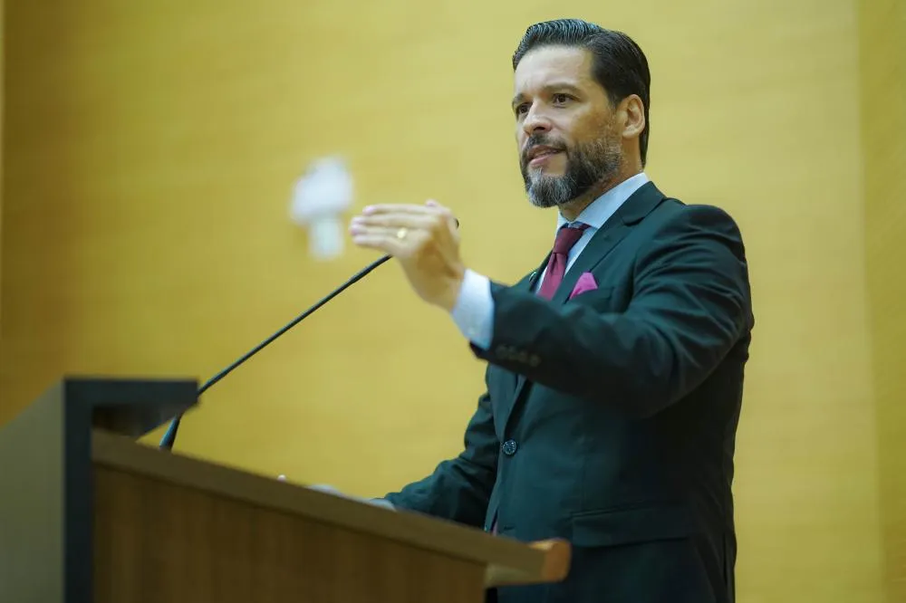 Alero aprova projeto de Delegado Camargo que proíbe participação de sancionados por corrupção em contratos públicos