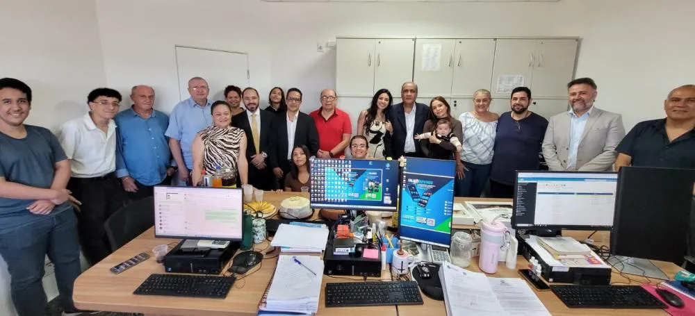Servidor da Alero celebra 49 anos de serviço público e data é comemorada pela equipe do deputado Laerte Gomes