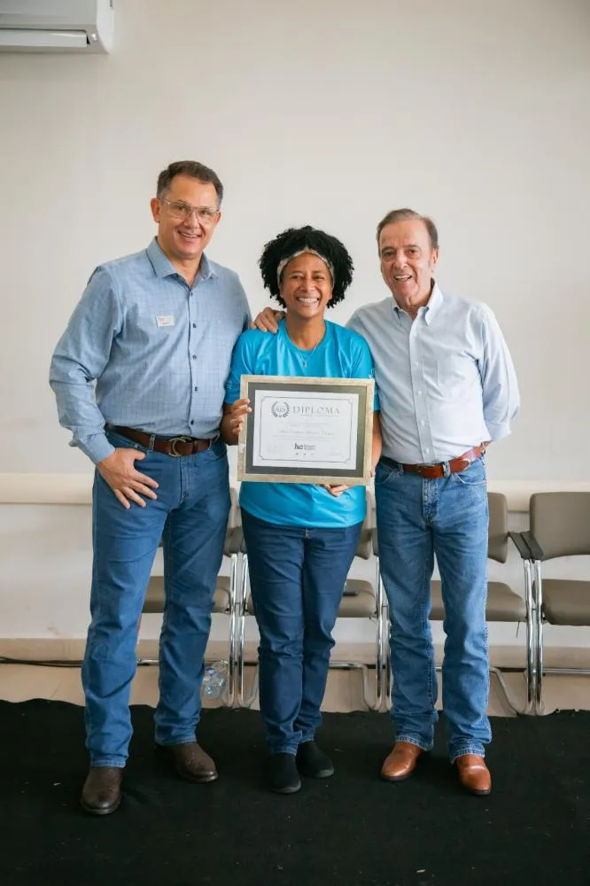 Sílvia Cristina recebe certificado por sua atuação como coordenadora de leilão do Hospital de Amor
