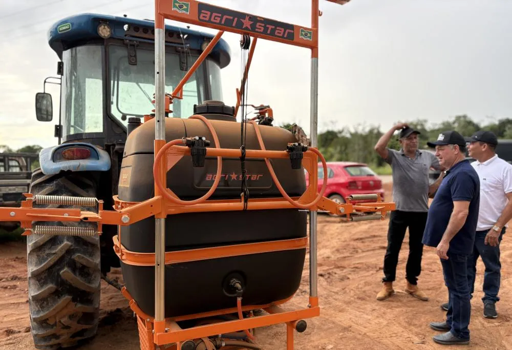 Pedro Fernandes destina implementos agrícolas a produtores rurais de Santa Luzia do Oeste