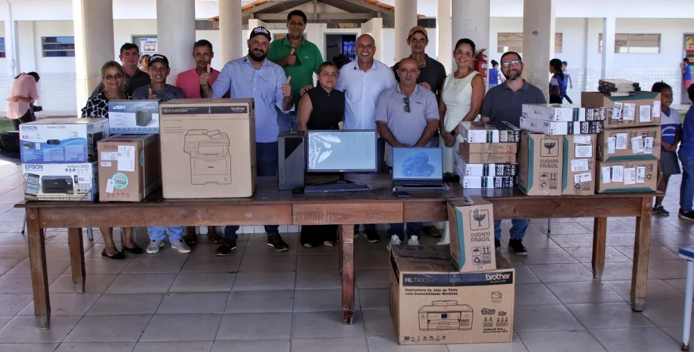 Ismael Crispin destina equipamentos de informática para escola em Campo Novo de Rondônia