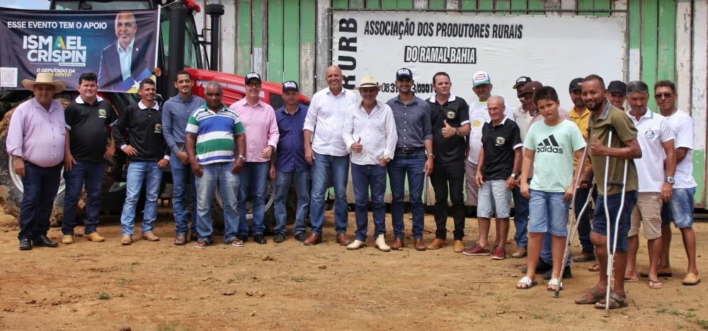 Ismael Crispin viabiliza trator agrícola para associação de produtores em Buritis