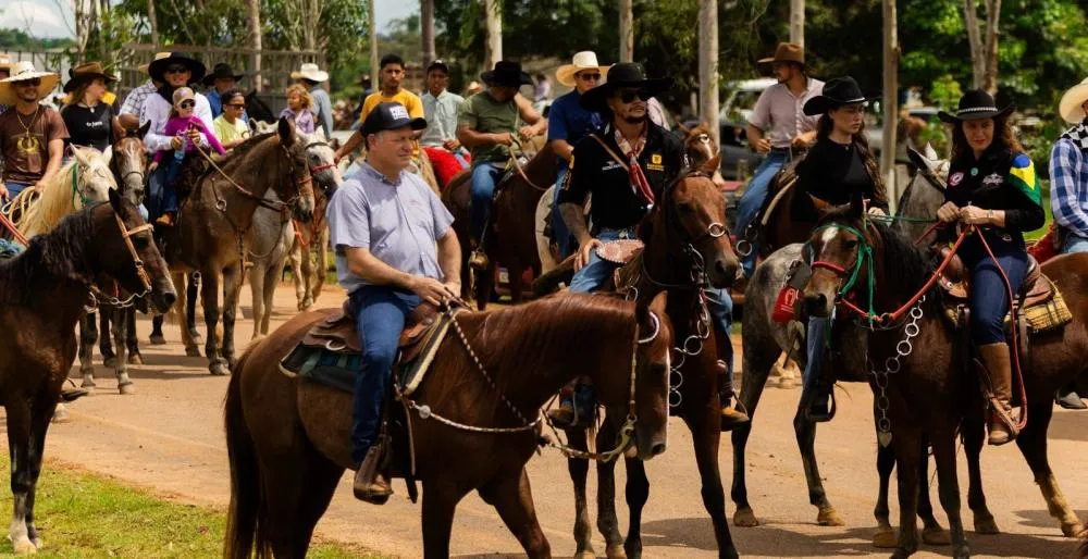 Pedro Fernandes participa da cavalgada da Exporic e destaca força da tradição e cultura regional em Rio Crespo