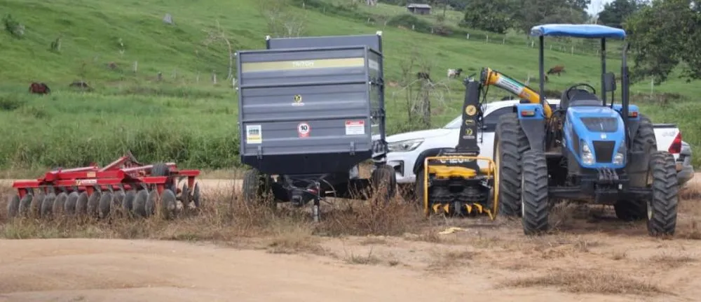 Ismael Crispin leva mais estrutura ao campo com entrega de equipamentos para produtores em Campo Novo de Rondônia