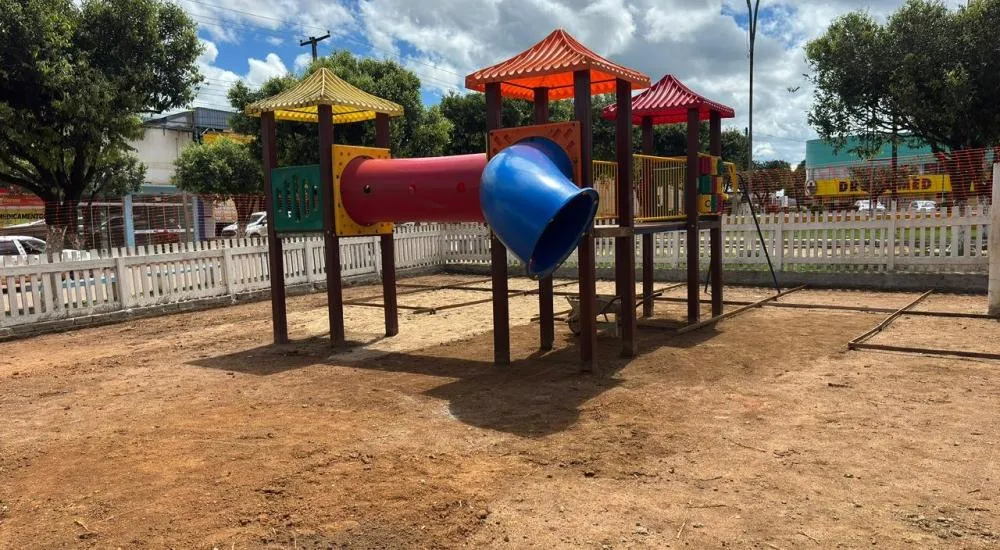 Alan Queiroz destina R$ 30 mil para piso do espaço infantil da Praça Jonas Ferreti, em Buritis