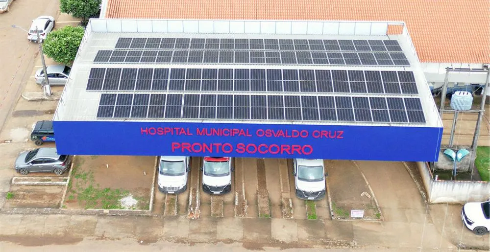 Hospital Municipal de Alto Paraíso recebe placas solares com apoio do deputado Pedro Fernandes