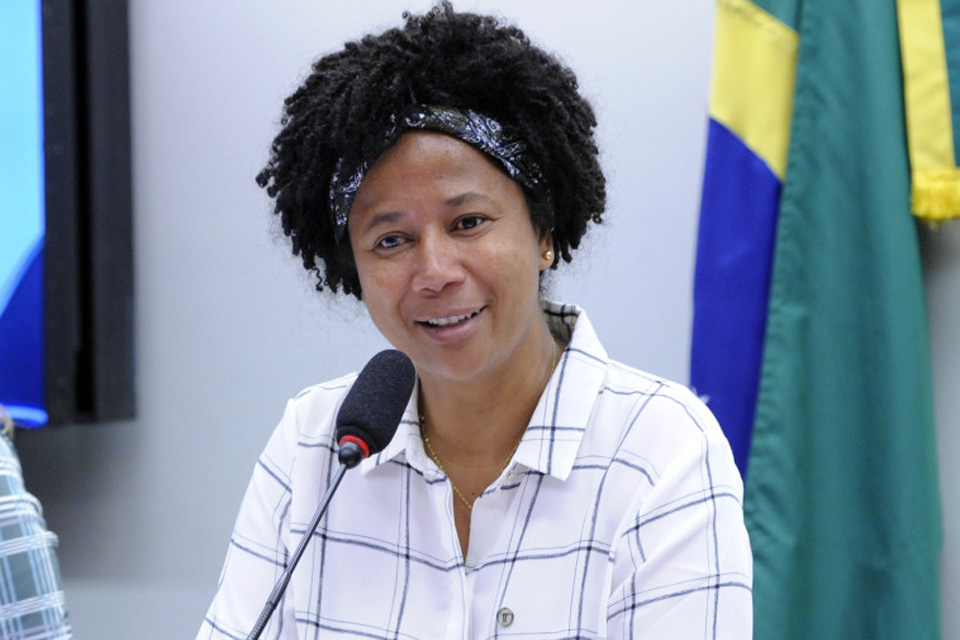 Projeto de deputada de Rondônia quer proteger pastores que obrigam fiéis a se converter