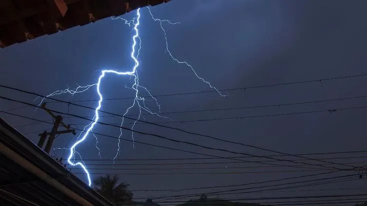 Ocorrências na rede elétrica por raios, chuvas e ventos crescem em Rondônia, aponta Energisa