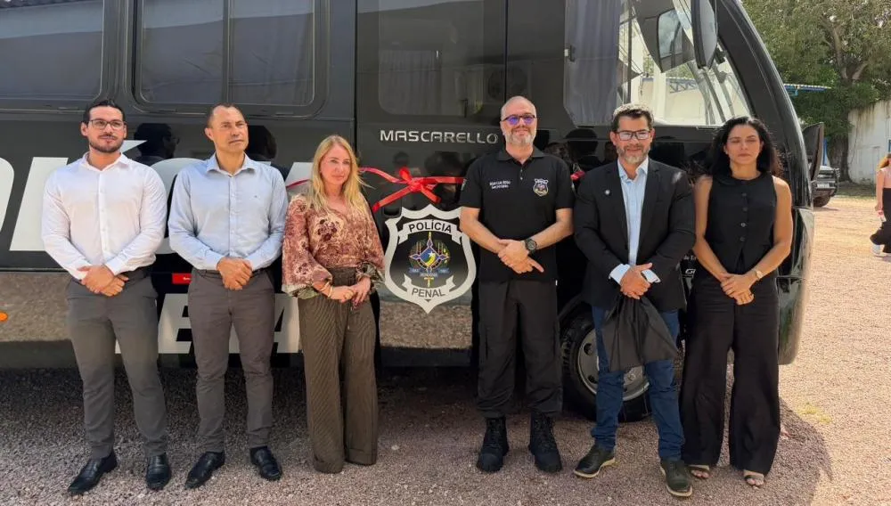 Ieda Chaves acompanha entrega de novo micro-ônibus à Polícia Penal de Rondônia para escoltas