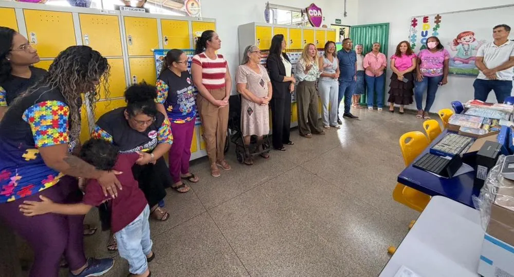 Ieda Chaves fortalece educação em Candeias do Jamari com tablets e materiais didáticos