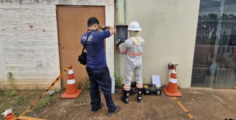 Ji-Paraná: Sócios são flagrados com “gato” em casa e distribuidora; município registra 10 prisões no ano