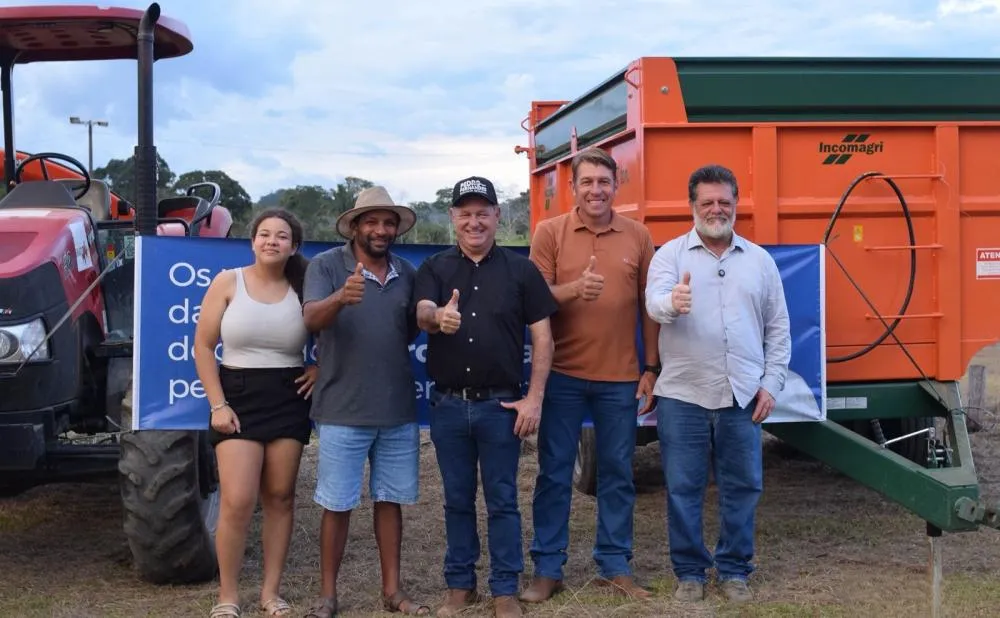 Associação rural de Monte Negro recebe implementos agrícolas com apoio do deputado Pedro Fernandes