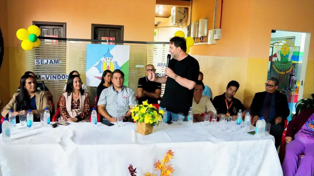 Alex Redano participa da entrega de projeto de segurança na APAE de Ariquemes