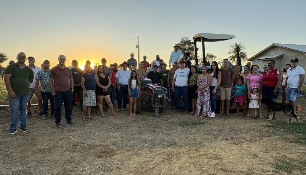 Associação rural de Vale do Paraíso recebe implementos agrícolas com recurso do deputado Pedro Fernandes