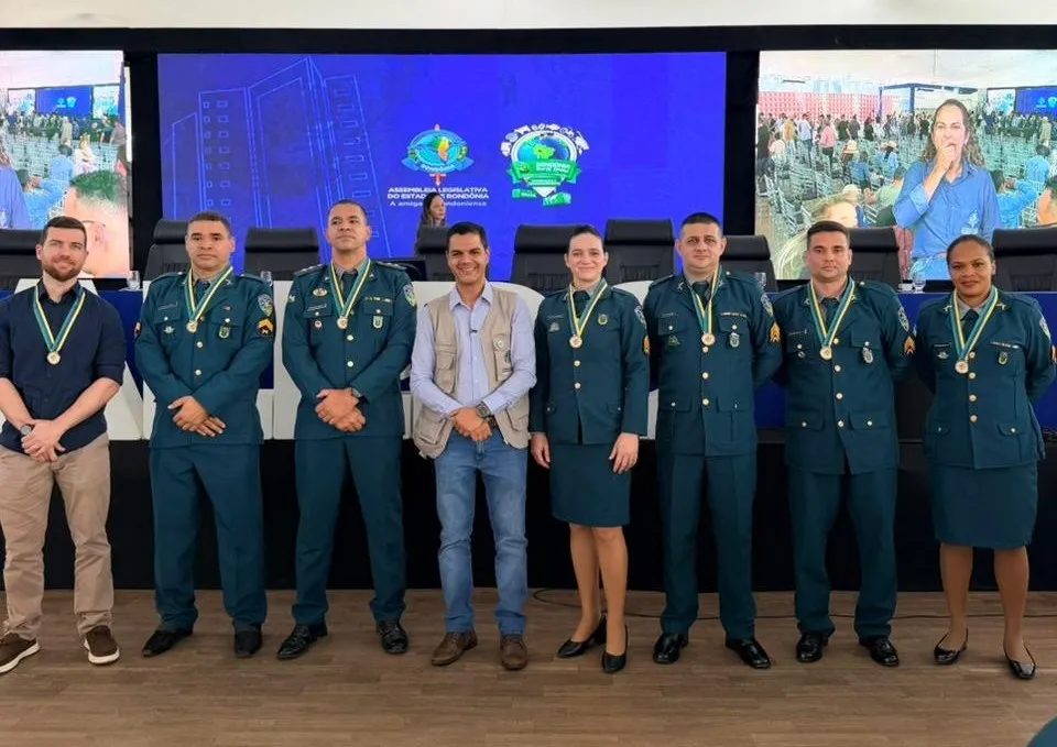 Deputado Cássio Gois homenageia policiais militares do 2º Pelotão de Espigão D’Oeste com Medalha do Mérito Legislativo