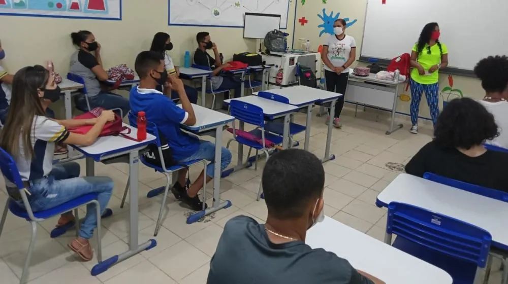 Alex Redano solicita construção de quadra de areia e pista de corrida para escola no Distrito de Calama