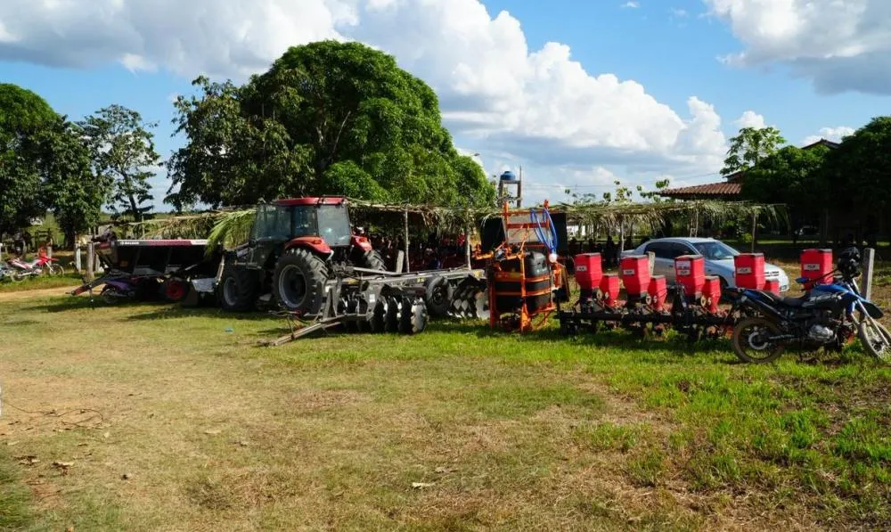 Ieda Chaves entrega R$ 500 mil em equipamentos agrícolas para associação em Machadinho d’Oeste