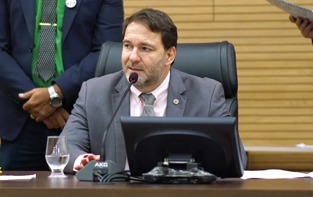 Deputado Alex Redano solicita reforma da Escola Estadual Carlos Drummond de Andrade em Candeias do Jamari