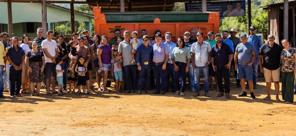 Associação rural de Monte Negro recebe carreta agrícola com recurso do deputado Pedro Fernandes