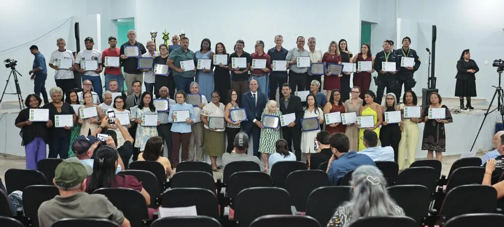 Deputado Ismael Crispin homenageia pioneiros e personalidades de São Miguel do Guaporé