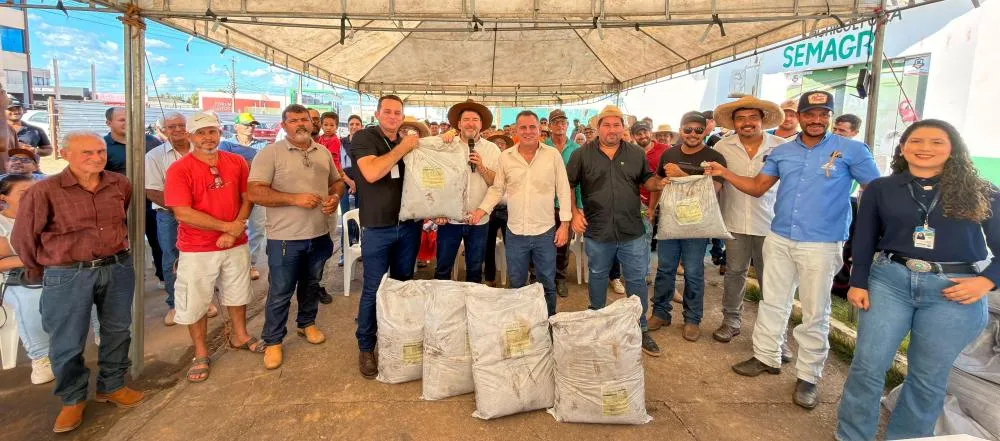 Emenda de Alex Redano garante entrega de condicionadores de solo para produtores rurais de Buritis