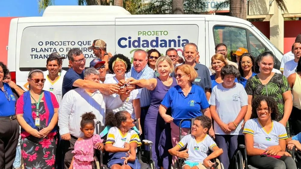Sílvia Cristina participa da entrega de van para a Apae e recursos para entidades em Ji-Paraná