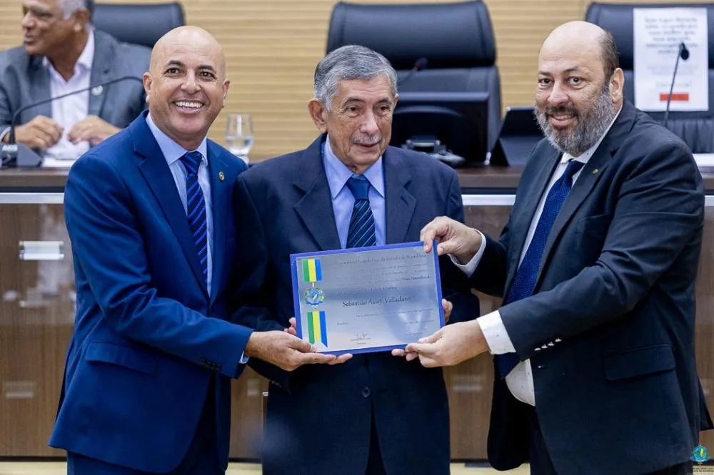 Deputado Ismael Crispin concede Título de Cidadão Rondoniense ao ex-prefeito Tião Valladares e homenageia Coral Vozes do Legislativo