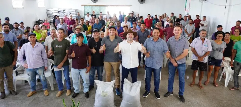 Alex Redano acompanha entrega de condicionadores de solo para 131 produtores rurais em Novo Horizonte d’Oeste