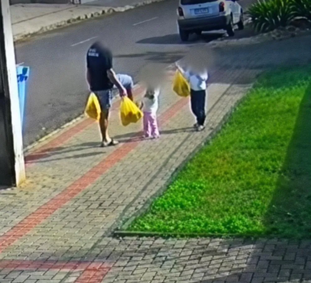 Chutar uma criança nunca é perda de paciência. É violência.