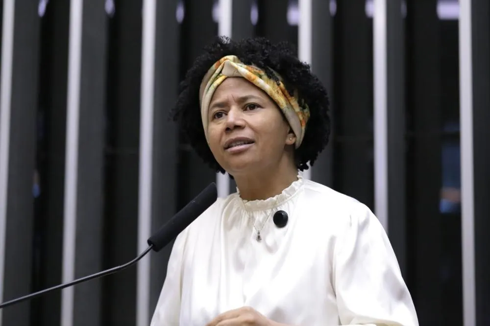 Justiça condena autor de ofensas raciais contra Sílvia Cristina no WhatsApp a pagar R$ 25 mil 