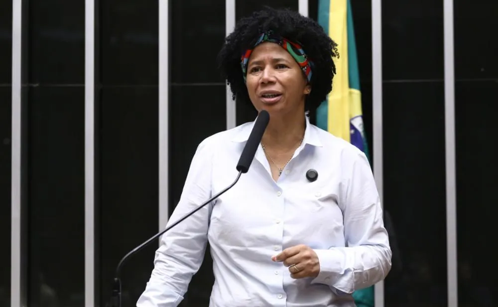 Deputada Sílvia Cristina vota contra o aumento dos combustíveis