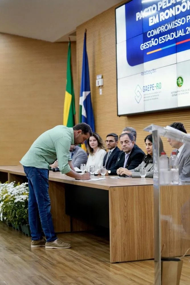 Hildon assina Pacto pela Educação e promete levar programa premiado para todo o Estado