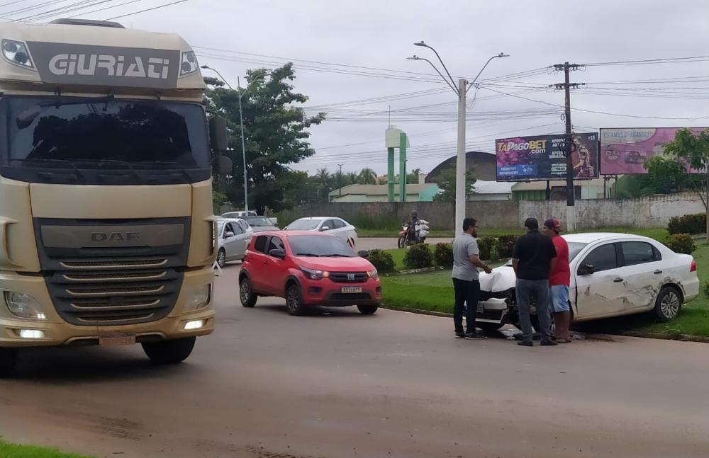 PRF ignora acidente de trânsito para dar prioridade a abordagens de motociclistas e observação do movimento