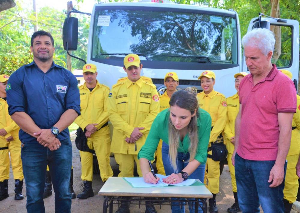 Prefeita da cidade assina termo de fomento com o Bombeiro Civil