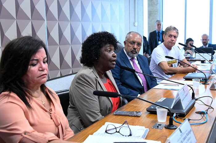 Luta por direitos das domésticas é permanente, dizem debatedores