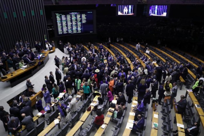 Câmara aprova projeto que susta regras de saneamento