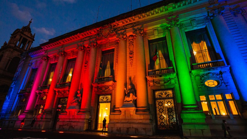 Governador manda iluminar Palácio estadual com as cores do movimento gay
