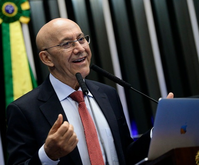 Confúcio Moura sai da condição de “isolado político” para protagonista